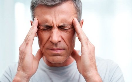 Мужчина держится за голову