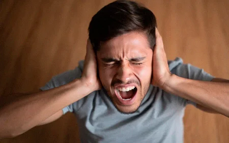 Мужчина закрыл уши руками